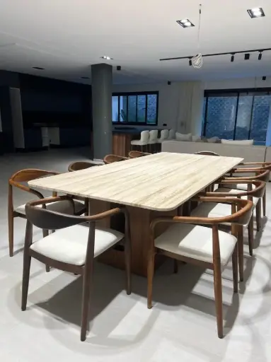 Salle à manger en noyer massif et travertin 